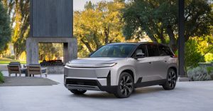 Toyota Lança o Novo Highlander: Um SUV Elétrico de Três Linhas com 320 Milhas de Raio - Tecnologia